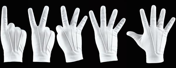مجموعه ای از تصاویر یک دست انسان در یک دستکش سفید جدا شده بر روی یک دیوار سیاه که انگشتان یک تا پنج را نشان می دهد