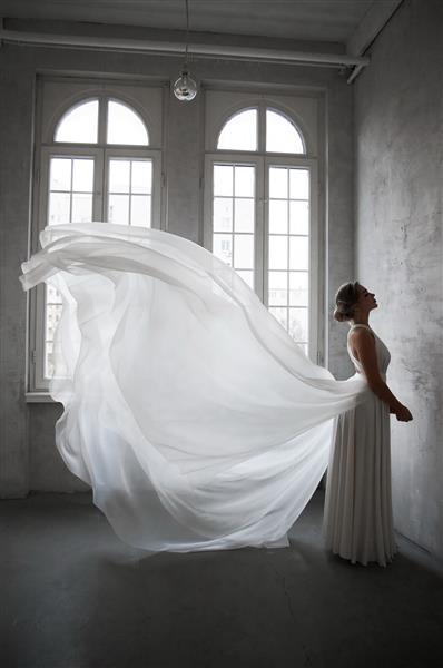 زن لاغر اندام زیبا با لباس عروس سفید مجموعه جدید لباس عروس سر و صدا خارج از فوکوس