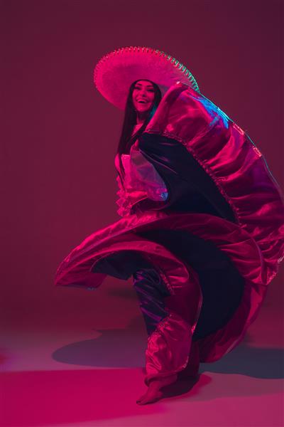 رقصنده زن شگفت انگیز سینکو د مایو روی دیوار بنفش در نور نئون