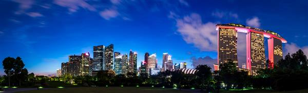 پانورامای فوق العاده گسترده از خط افق سنگاپور در غروب