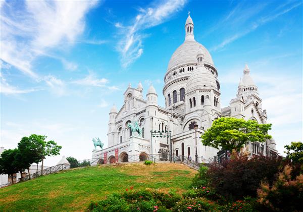 نمای کلیسای معروف جهان مقدس پاریس فرانسه با رنگ‌های قدیمی