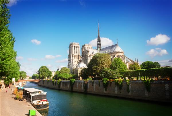 کلیسای جامع نوتردام و رودخانه سن در روز تابستان پاریس فرانسه با رنگ‌های قدیمی