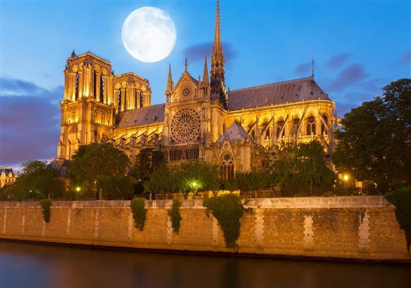 کلیسای نوتردام در شب آبی با ماه پاریس فرانسه