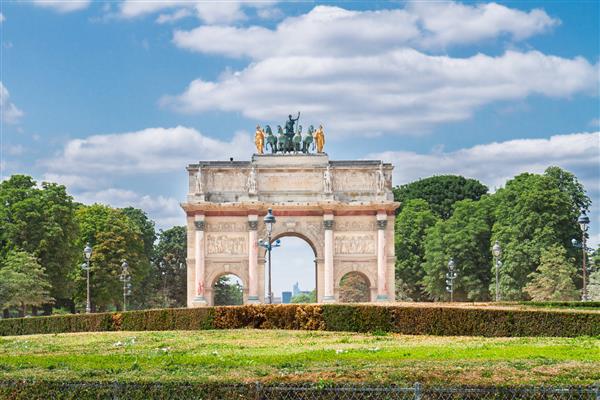 طاق پیروزی کروسل در باغ تویلری در روز آفتابی پاریس فرانسه