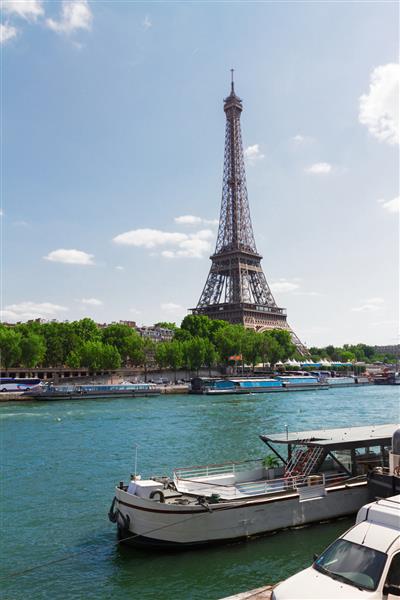 برج ایفل بر فراز رودخانه سن پاریس فرانسه