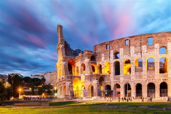 کولوسئوم در رم ایتالیا در غروب رنگارنگ غروب خورشید مکان دیدنی کولوسئوم معروف جهان در رم