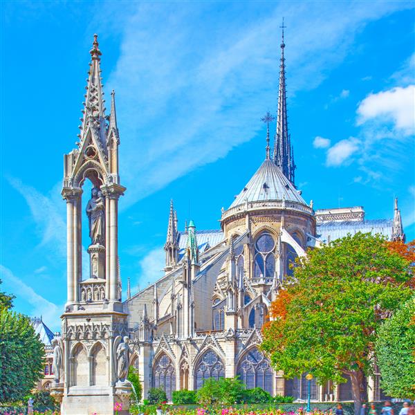 پشت کلیسای نوتردام پاریس فرانسه