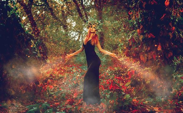 جادوگر زیبای مو قرمز باریک در جنگل در فضای باز تجسم می کند