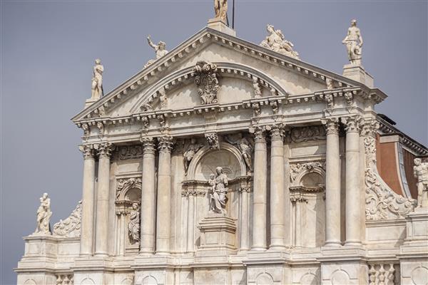 جزئیات معماری کلیسای ایتالیایی در یک روز ابری