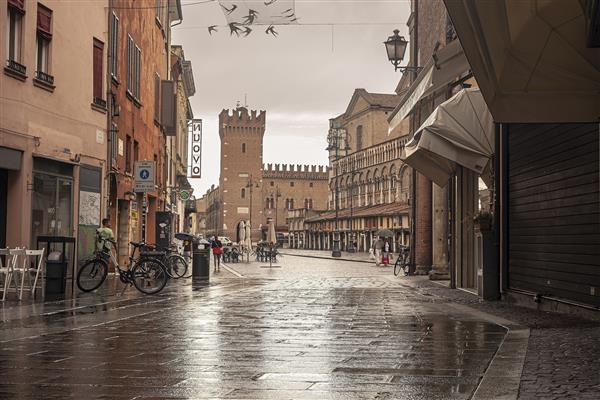 فرارا ایتالیا 29 ژوئیه 2020 منظره ای خاطره انگیز از خیابانی که به پیاتزا ترنتو تریست در فرارا در ایتالیا منتهی می شود با مردم در زندگی روزمره خود