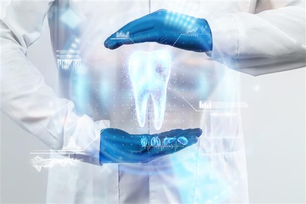 دندانپزشک به هولوگرام دندان نگاه می کند نتیجه آزمایش را در رابط مجازی بررسی می کند و داده ها را تجزیه و تحلیل می کند مفهومی برای فناوری های نوآورانه پزشکی آینده عکس فوری دندان