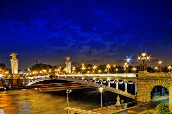 پل الکساندر سوم در نمای شب پاریس فرانسه