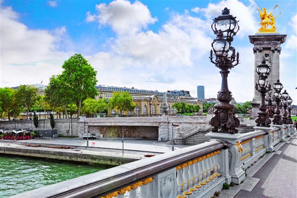 پل پونت الکساندر سوم 1896 که روی رودخانه سن پوشیده شده است تزئین شده با لامپ های آرت نوو و مجسمه های آراسته پاریس فرانسه