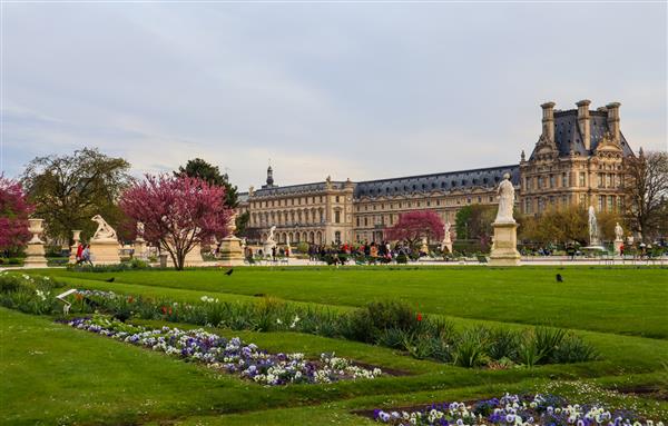 پاریس فرانسه در آوریل باغ تویل های بهاری شگفت انگیز و منظره کاخ لوور