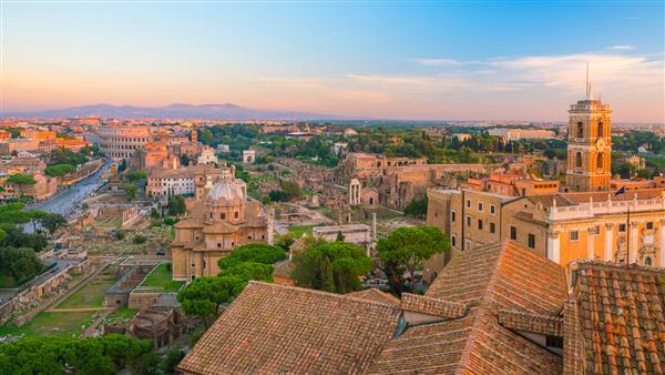 نمای بالای خط افق شهر رم با کولوسئوم و انجمن رومی در ایتالیا