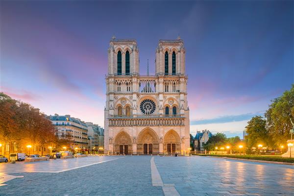 کلیسای زیبای نوتردام پاریس در فرانسه در گرگ و میش