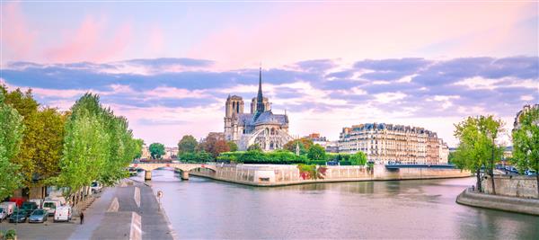 نوتردام زیبای پاریس و رودخانه سن در گرگ و میش