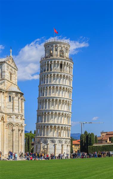 گردشگران از برج کج معروف پیزا ایتالیا دیدن می کنند