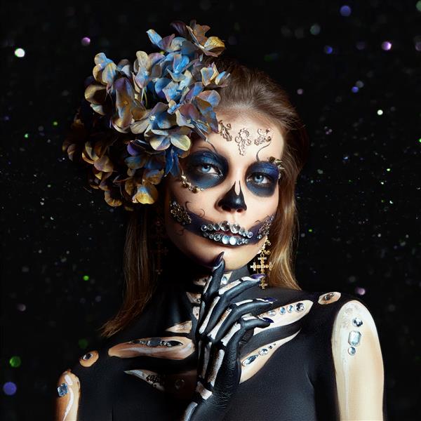 پرتره زیبایی هالووین از یک زن اسکلت مرگ با زرق و برق بوکه آرایش روی صورت لباس هالووین مرگ دختر روز مرگ کالورا کاترینای جذاب و خطرناک