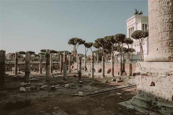 رم ایتالیا - 20 ژوئن 2018 نمای پانوراما از انجمن و ستون تراژان در رم روز تابستان و آسمان آبی