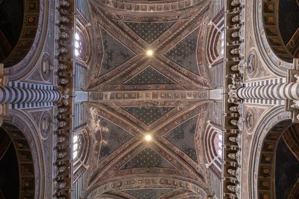 سیه‌نا ایتالیا - 28 ژوئن 2018 نمای پانوراما از داخل کلیسای جامع سینا یک کلیسای قرون وسطایی در سیه‌نا است که از اولین روزهای خود به عنوان یک کلیسای ماریان کاتولیک رومی وقف شده است