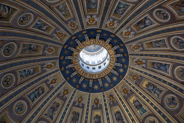 رم ایتالیا - 22 ژوئن 2018 فضای داخلی گنبد کلیسای پاپی سنت پیتر کلیسای سنت پیتر در واتیکان