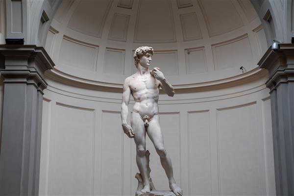 فلورانس ایتالیا - 24 ژوئن 2018 نمای نزدیک مجسمه رنسانس دیوید توسط میکل آنژ بین سالهای 1501 و 1504 در آکادمی هنرهای زیبای فلورانس ایجاد شده است