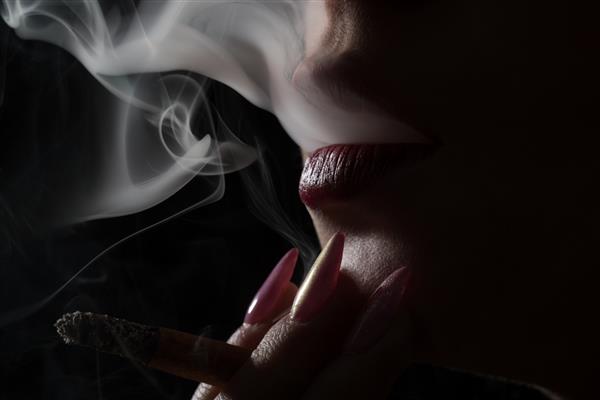 مانیکور زیبا لب سیگار سیگار کشیدن زیبا سیگار کشیدن لب زن زیبا چرخش دود حرکت دود نزدیک نمای نزدیک