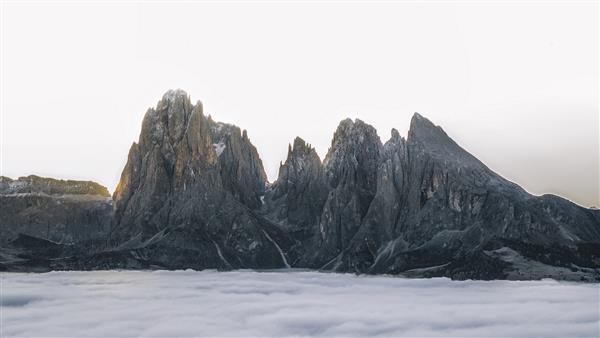 نمای مه آلود سه قله لاوارودو در دولومیت ایتالیا