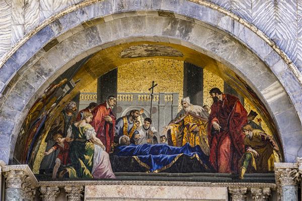 جسد سنت مارک که توسط موزاییک دوج متعلق به سال 1728 در نمای کلیسای دی سان مارکو در ونیز ایتالیا مورد احترام قرار گرفته است