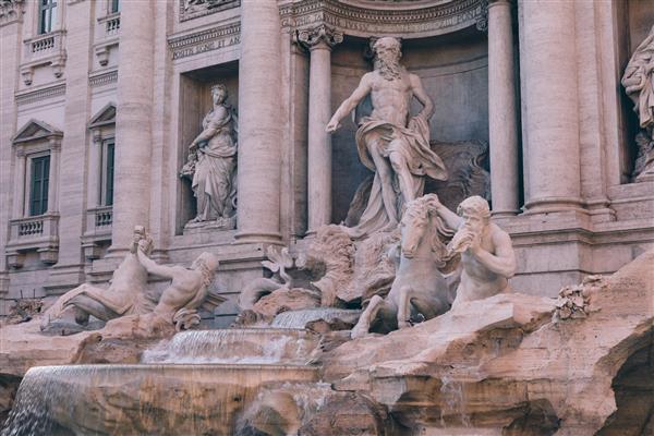 نمای پانوراما از فواره تروی در منطقه تروی در رم ایتالیا توسط معمار ایتالیایی نیکولا سالوی طراحی شده و توسط جوزپه پاننینی تکمیل شده است