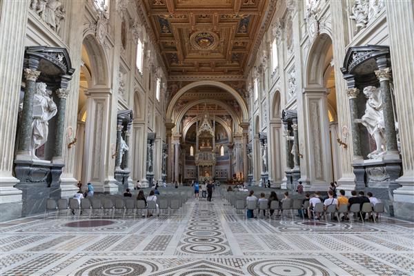 رم ایتالیا - 20 ژوئن 2018 نمای پانوراما از فضای داخلی باسیلیکای لاترانه که به عنوان آرکباسیلیکای پاپی نیز شناخته می شود جان این کلیسای جامع رم است و به عنوان مقر پاپ رومی عمل می کند