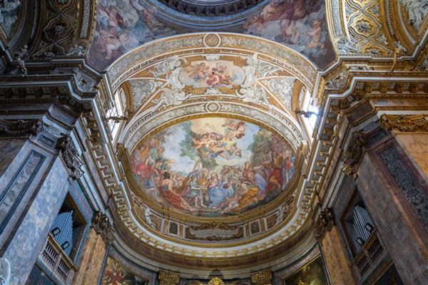 رم ایتالیا - 21 ژوئن 2018 نمای پانوراما از فضای داخلی سنت آندریا دل فرات این یک کلیسای باسیلیکایی قرن هفدهمی در رم ایتالیا است که به سنت اندرو