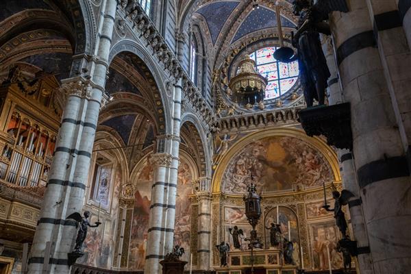 سیه‌نا ایتالیا - 28 ژوئن 2018 نمای پانوراما از داخل کلیسای جامع سیه نا یک کلیسای قرون وسطایی در سیه‌نا است که از اولین روزهای خود به عنوان یک کلیسای ماریان کاتولیک رومی وقف شده است