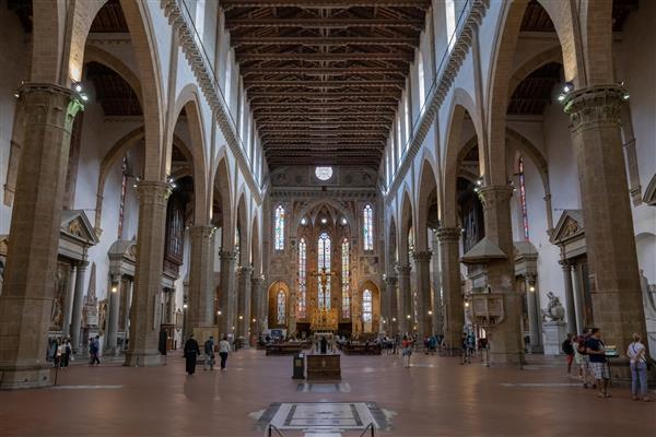 فلورانس ایتالیا - 24 ژوئن 2018 نمای پانوراما از داخل باسیلیکا دی سانتا کروچه بازیلیکای صلیب مقدس کلیسای فرانسیسکن در فلورانس و کلیسای کوچک کلیسای کاتولیک رومی است