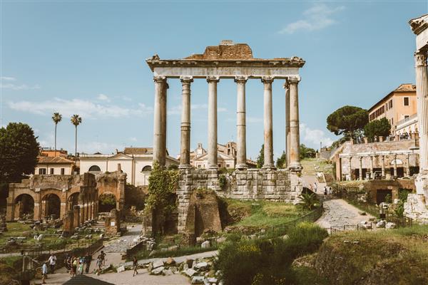 رم ایتالیا - 23 ژوئن 2018 نمای پانوراما از معبد وسپاسیان و تیتوس در رم در انتهای غربی فروم رومی واقع شده است آن را به وسپاسیان خدایی و پسرش تیتوس الوهیت شده تقدیم کرده است