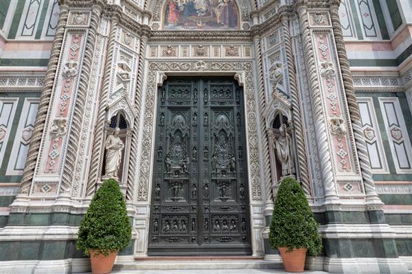 فلورانس ایتالیا - 24 ژوئن 2018 نمای نزدیک از نمای کلیسای جامع فلورانس کلیسای جامع مریم مقدس گل کلیسای جامع فلورانس است
