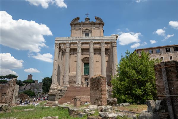 رم ایتالیا - 20 ژوئن 2018 معبد آنتونینوس و فاستینا یک معبد باستانی در انجمن رومی است که به عنوان یک کلیسای کاتولیک رومی در رم اقتباس شده است