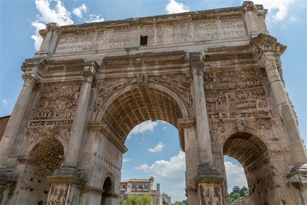 رم ایتالیا - 20 ژوئن 2018 طاق سپتیمیوس سوروس در انتهای شمال غربی فروم رومی یک طاق پیروزی مرمر سفید است
