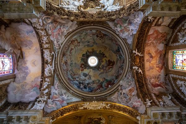رم ایتالیا - 21 ژوئن 2018 نمای پانوراما از فضای داخلی سانتا ماریا دلا ویتوریا این یک کلیسای کاتولیک است که به مریم باکره در رم اختصاص یافته است