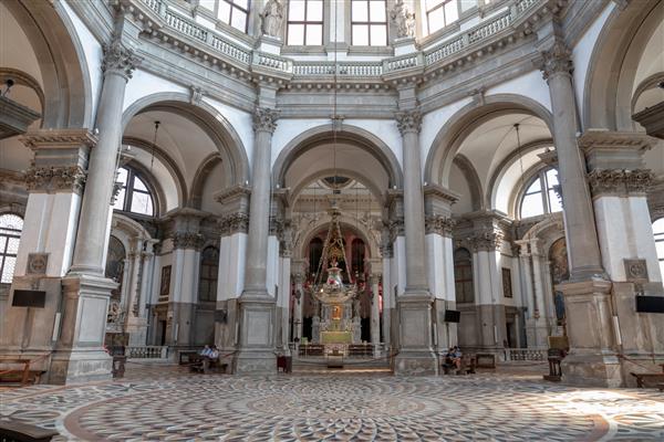 ونیز ایتالیا - 1 ژوئیه 2018 نمای پانوراما از فضای داخلی باسیلیکا دی سانتا ماریا دلا سلام سنت مریم سلامت معروف به سلام یک کلیسای کاتولیک رومی و کلیسای کوچک است