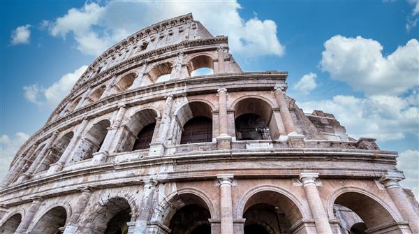 جزئیات کولوسئوم در رم رما ایتالیا این مکان که کولیسئوم نیز نامیده می شود معروف ترین مکان دیدنی ایتالیا است آسمان آبی تماشایی در پس زمینه