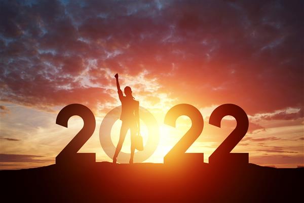 دختر به عنوان بخشی از علامت 2022 در پس زمینه غروب خورشید سال نو مبارک طراحی مدرن کارت سال نو بروشور فمینیسم