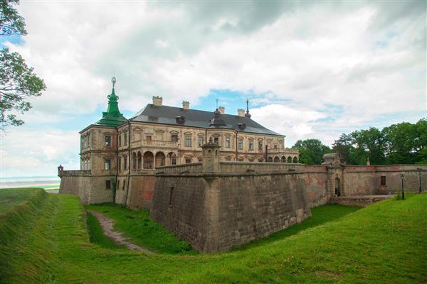 قلعه باستانی با خندقی که در روز وجود دارد
