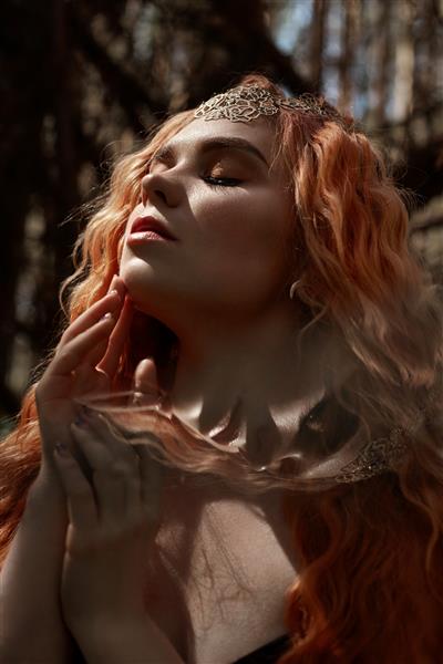 پرتره افسانه ای از یک دختر مو قرمز در طبیعت با نوردهی دوگانه و خیره کننده دختر مو قرمز زیبا با موهای بلند در جنگل نگاه مرموز و چشمان درشت برگ و علف روی صورتش