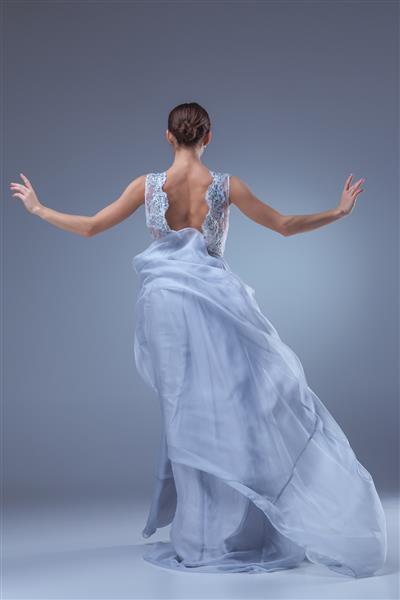 رقص بالرین زیبا با لباس بلند یاسی روی یاسی