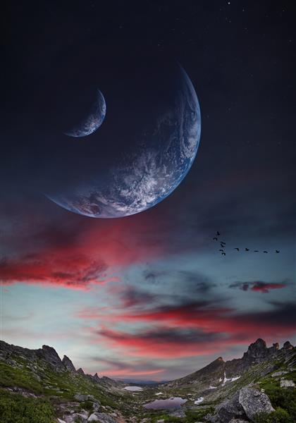 کوه های پانوراما و دو سیاره در آسمان دنیای خارق العاده پرندگانی که در پس زمینه سیارات قمرها پرواز می کنند غروب خورشید در ابرها منعکس شده است