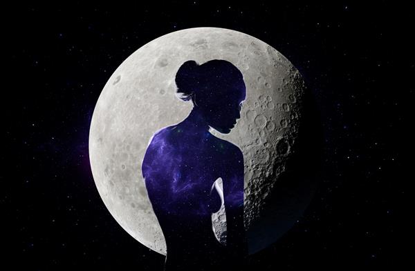 زن زیبایی هنر کیهان در پس زمینه ماه فضای سیاه در حلقه دایره سفید بدن ستاره کیهانی عالی اندام باریک سینه های زیبا زن مد با آرایش کامل ظاهری حسی دارد