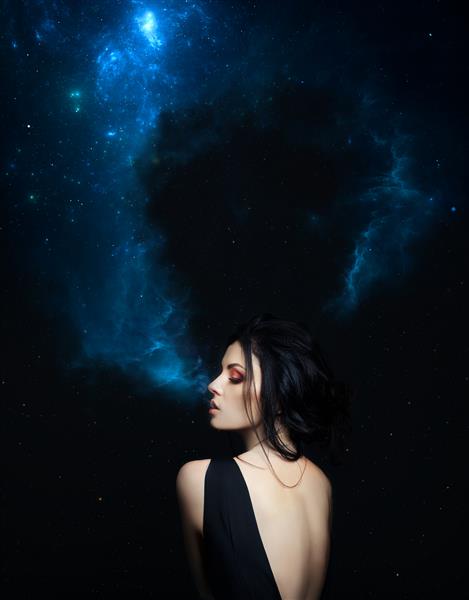 زن سبزه در حال سیگار کشیدن کهکشان کیهانی در پس زمینه ستاره تیره با لباس مشکی دختر مد هنری