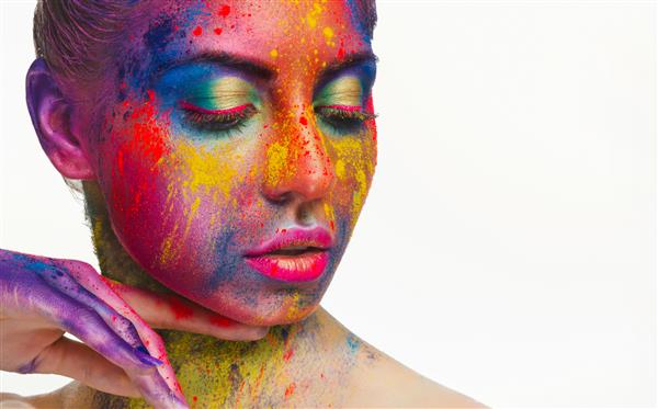 زن زیبا با آرایش هنری رنگارنگ روشن طراحی خلاقانه و تبلیغات سالن زیبایی
